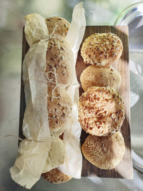 Rouleau de pain aux graines de sésame et de tournesol — Photo de stock