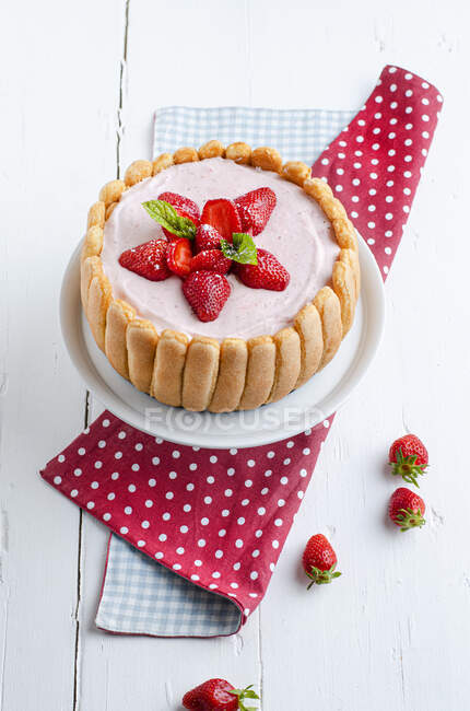 Tarte aux fraises maison aux fraises et menthe sur fond de bois blanc — Photo de stock