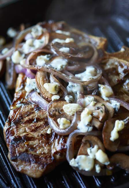 T-Bone Steak mit Zwiebeln und Blauschimmelkäse auf dem Grill — Stockfoto