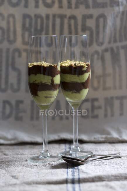 Vegan chocolate and avocado cream desserts with chopped pistachios — Stock Photo