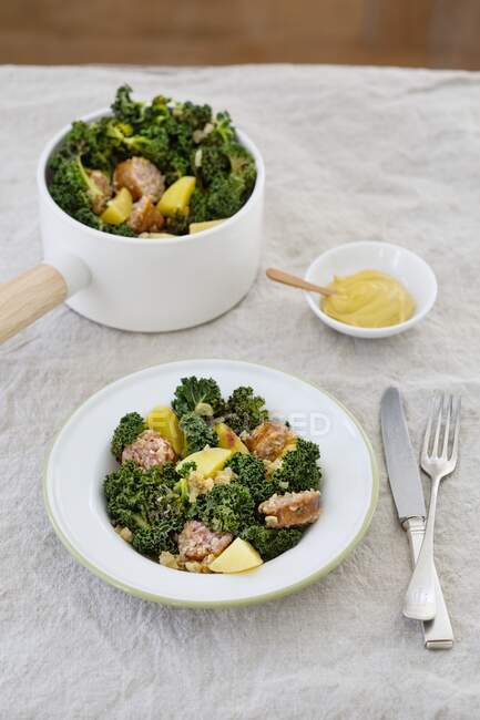 Kale with peas, potatoes and mustard — Stock Photo