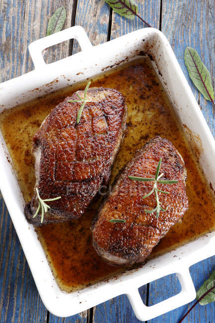 Pechuga de pato asado en salsa - foto de stock