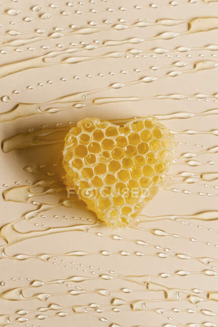 Favo de mel em forma de coração fundo — Fotografia de Stock