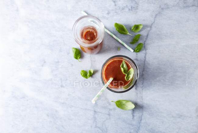 Tomaten-Smoothie mit Basilikum — Stockfoto