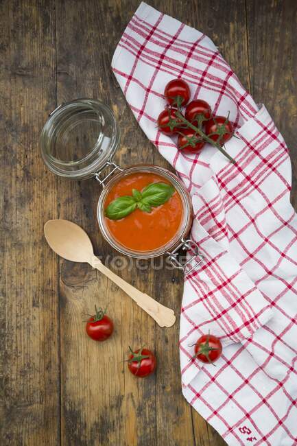 Sopa de tomate em um jarro de vidro — Fotografia de Stock