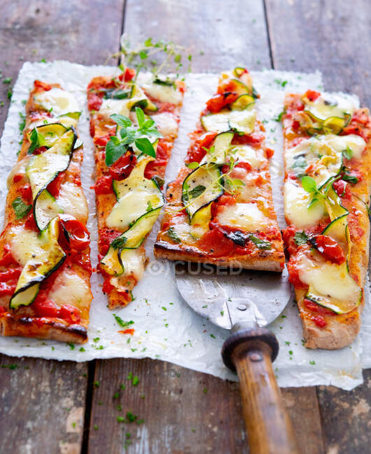 Zucchini-Pizza mit frischem Oregano — Stockfoto