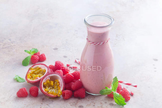 A raspberry and passion fruit smoothie — Stock Photo