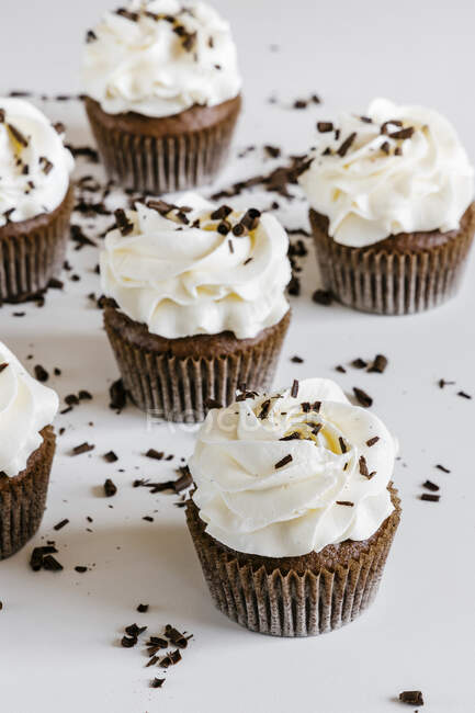 Cupcakes with cream cheese and grated chocolate — Stock Photo
