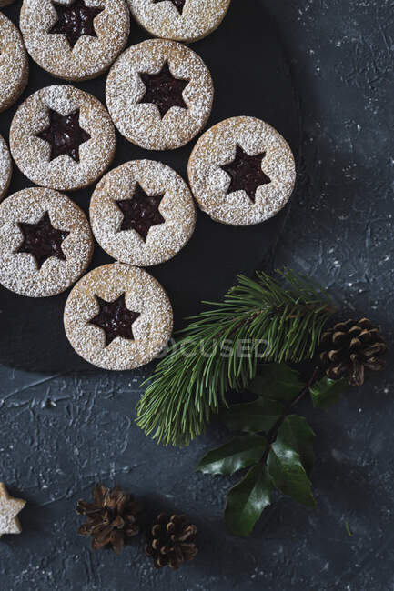 Christmas linzer cookies with jam — Stock Photo