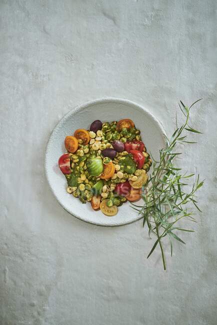 Lupine seeds with tarragon pesto and tomatoes — Stock Photo