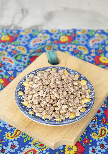 Comer cereales saludables en un tazón - foto de stock