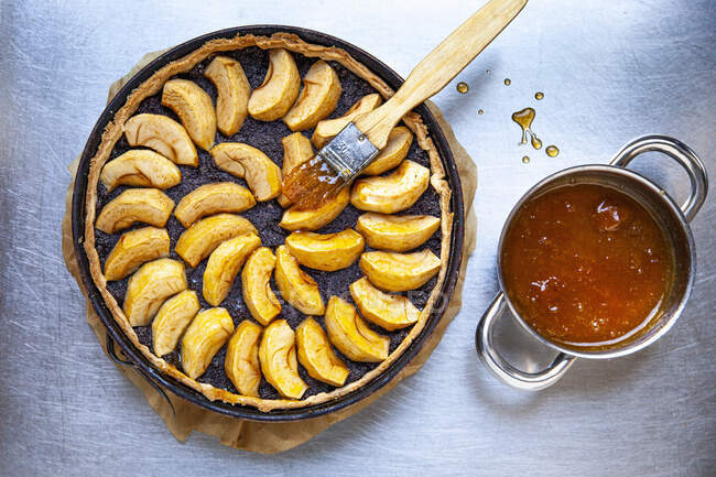 Aprikosenglasur auf Mohn und Apfelkuchen — Stockfoto