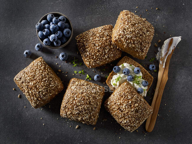 Multi-grain rolls with cream cheese and blueberries — Stock Photo