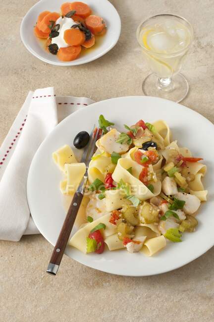 Pappardelle Nudeln mit Kabeljau, Tomaten und Oliven — Stockfoto