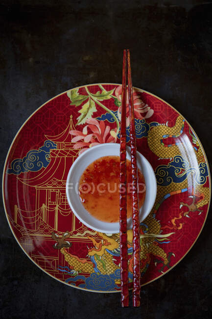Salsa agridulce en un tazón pequeño en un plato chino - foto de stock