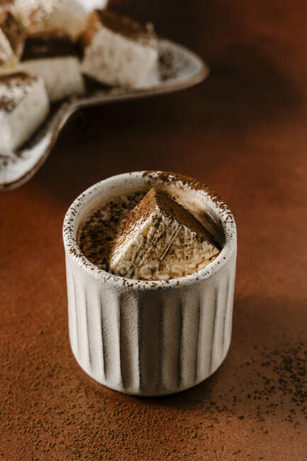 Крупный план вкусного горячего шоколада с самодельными ванильными зефирами — стоковое фото