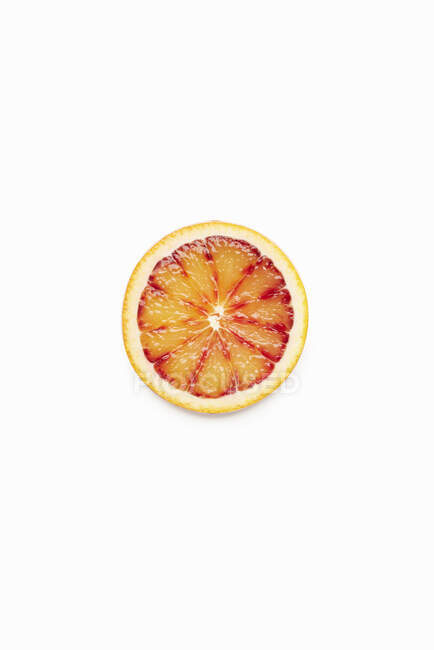 Fetta di arancia rossa su sfondo bianco — Foto stock