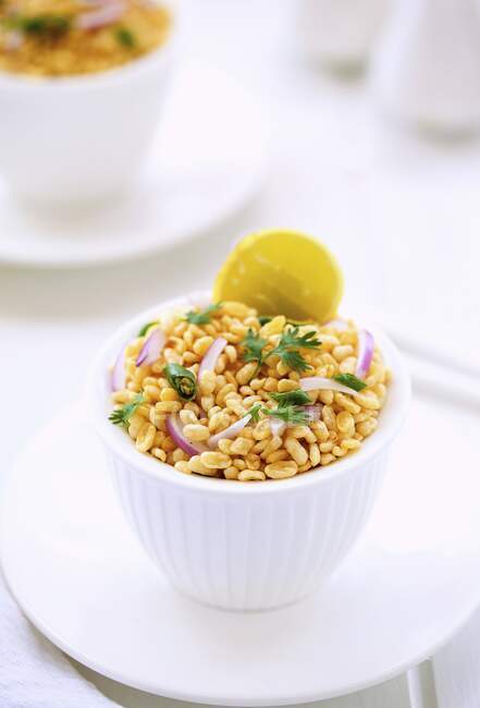 A yellow mung bean salad with onions — Stock Photo