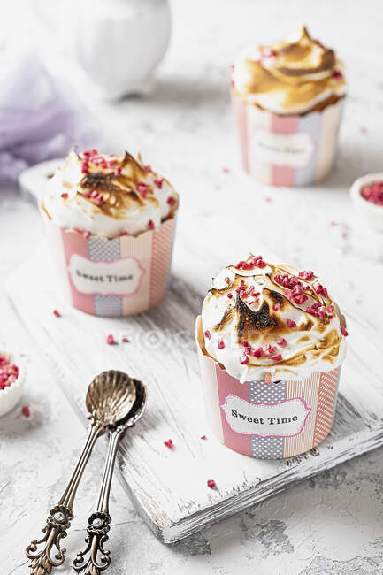 Cupcakes com cobertura de merengue — Fotografia de Stock