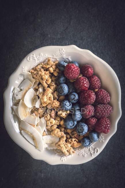 Healthy breakfast with berries and crunchy cereals — Stock Photo