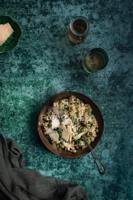 Ризотто с брокколи, фасолью и экзотическими грибами — стоковое фото