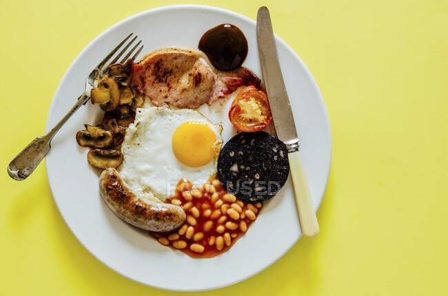An English breakfast on a plate — Stock Photo