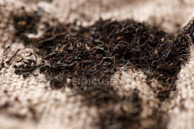 Primo piano di delizioso tè nero su un panno di iuta (primo piano) — Foto stock