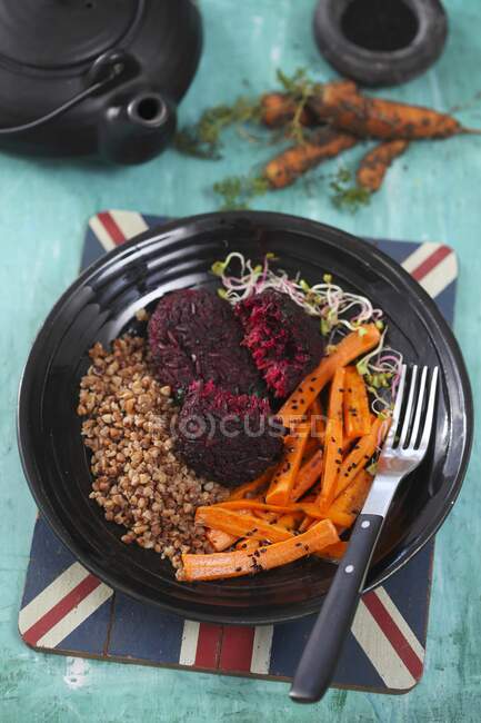 Beetroot patties with buckwheat and carrot — Stock Photo