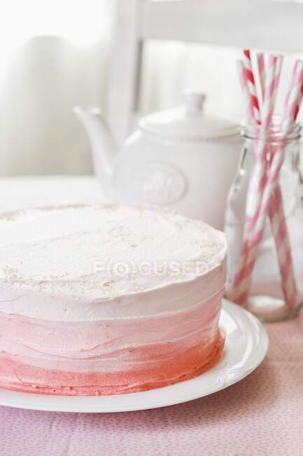 Eine pinkfarbene Torte zum Valentinstag — Stockfoto