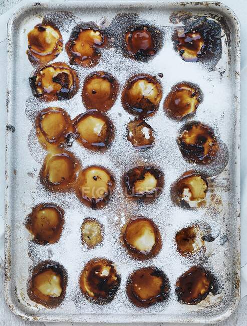 Sobras de pêssegos assados em uma bandeja de cozedura — Fotografia de Stock