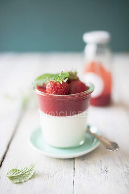 Yogurt cream with goat's cheese and strawberries — Stock Photo