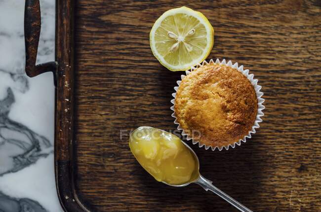 A lemon cupcake on a wooden tray — Stock Photo