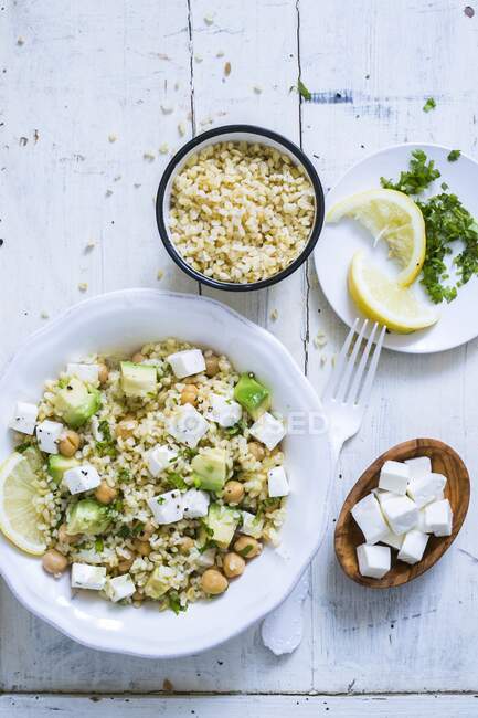 Bulgur-Salat mit Kichererbsen, Feta und Avocado — Stockfoto