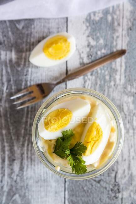 Salada de ovos em frasco de vidro com garfo — Fotografia de Stock