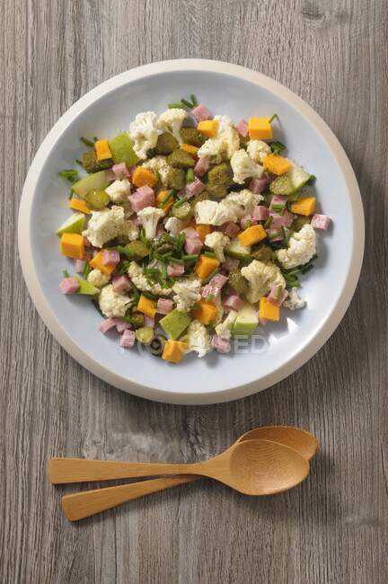 Salada de couve-flor com presunto, queijo, pepinos e maçã — Fotografia de Stock