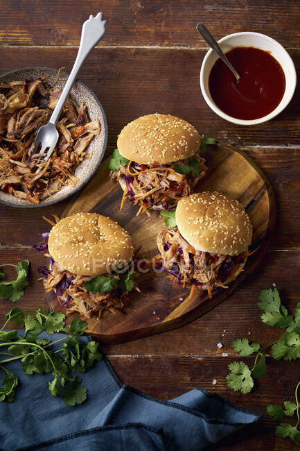 Pulled pork burgers with pickled and fresh vegetables — Stock Photo