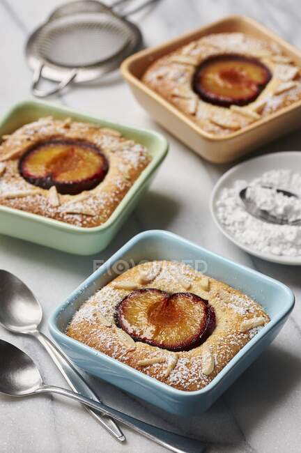Mini puddings with plums — Stock Photo