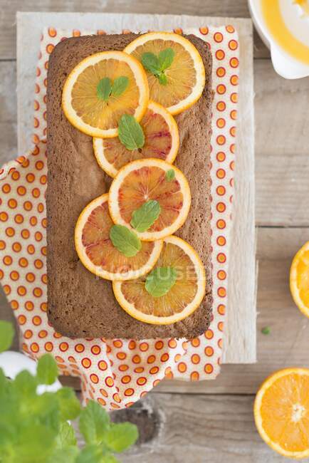 Una torta arancione a forma di pane — Foto stock