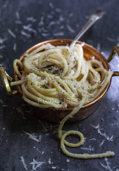 Pasta cacio e pepe, pasta with cheese and pepper — Stock Photo