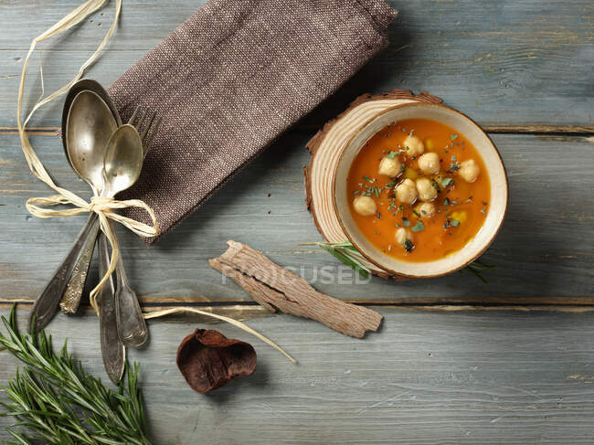 Creme de sopa de abóbora com grão de bico — Fotografia de Stock