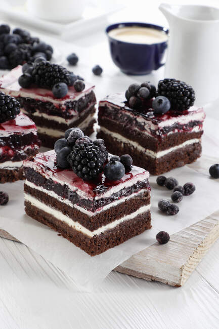 Chocolate and cream cake with blueberry and blackberry jelly — Stock Photo