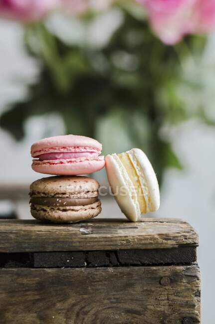 Macarons chocolat, fraise et vanille — Photo de stock
