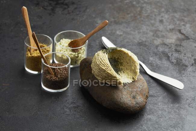 Mantequilla casera de especias con diferentes tipos de sal en vasos - foto de stock