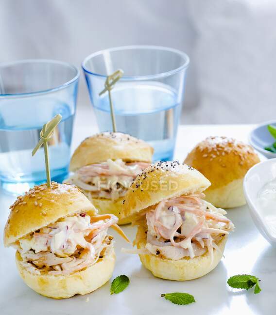 Mini hamburgers with pulled chicken and coleslaw — Stock Photo