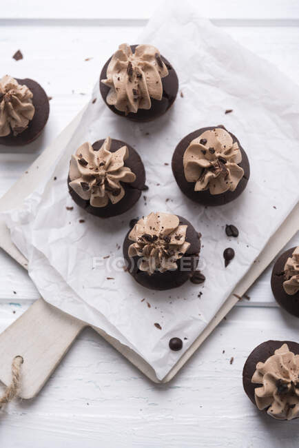 Café végétalien et cupcakes au chocolat à la crème nougat — Photo de stock
