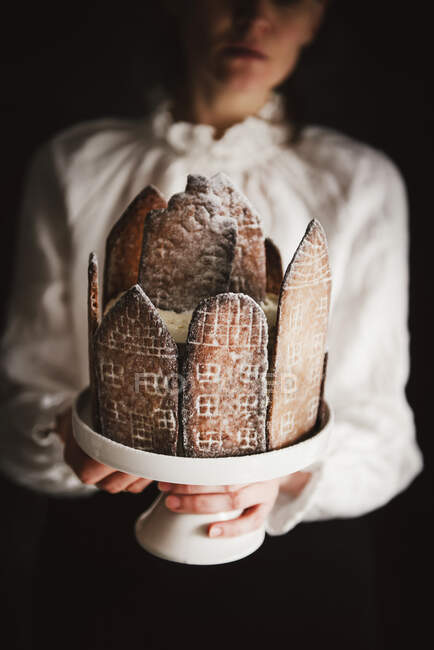 Frau hält leckeren Kuchen mit Schokolade und schwarzem Sesam in der Hand — Stockfoto