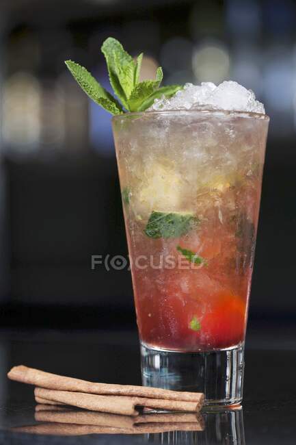 A cinnamon cocktail with mint — Stock Photo