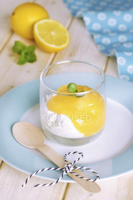 Йогуртовый крем с лимонным творогом и мятой — стоковое фото