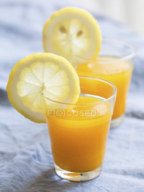 Inyecciones tuméricas con jengibre y jugo de limón - foto de stock