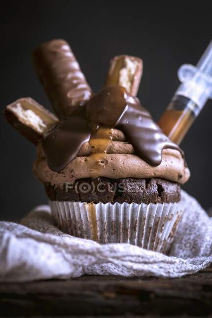 A caramel and biscuit cupcake for a party — Stock Photo